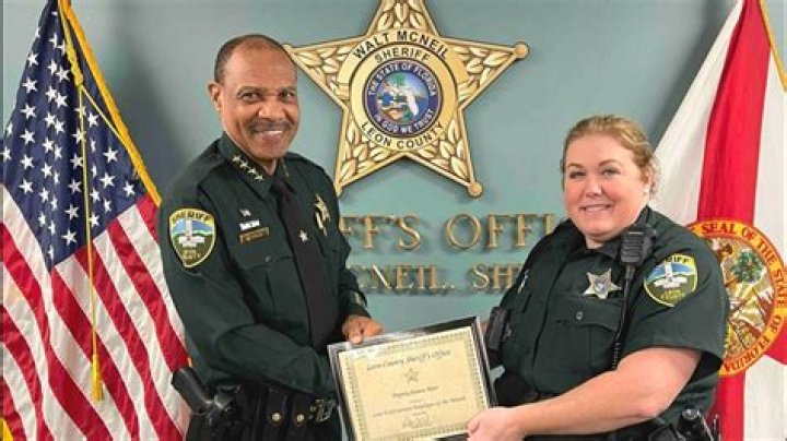 El sheriff es ms alto que la polica? Celebrity.fm