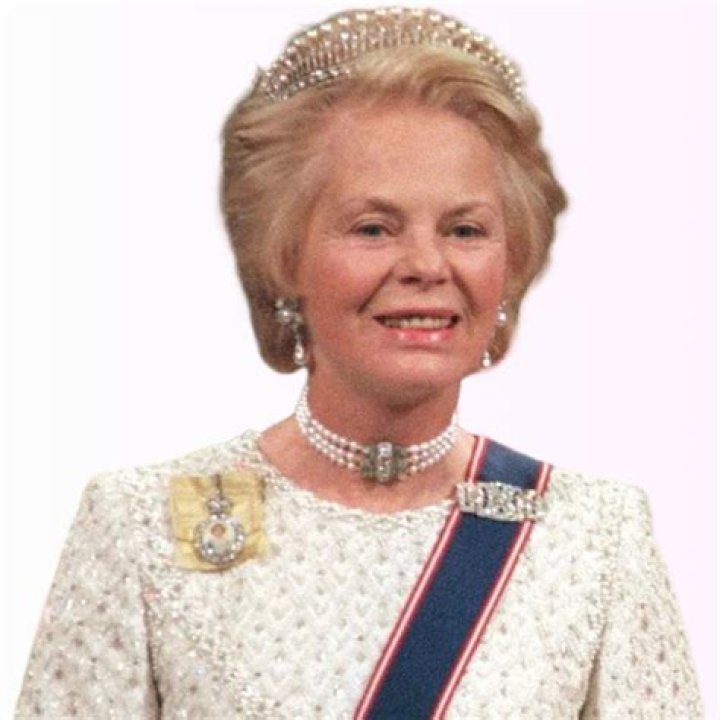 Elizabeth Small Biography, Age, Height, Husband, Net Worth, Family ·