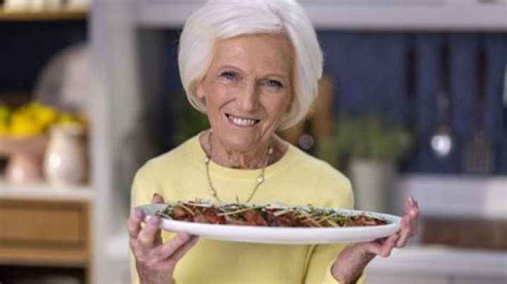 Mary Berry Age, Young, Hand Deformity, Awards, Recipes, Tv Shows