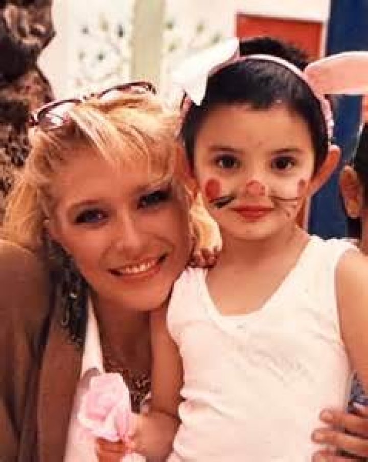 Unveiling The Multifaceted World Of Aislinn Derbez: Mama, Activist, Role Model